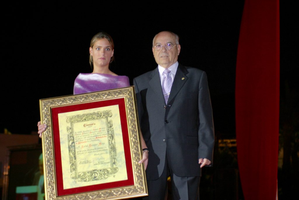 Medalla de Oro y Brillantes de la Cámara de Comercio de Alicante, por los méritos ex-traordinarios prestados a la institución y al conjunto de la economía provincial