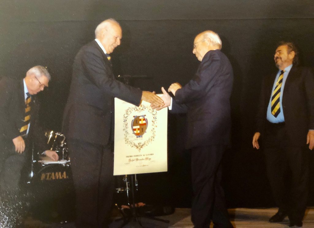 2004. Premio Fedeltà al Lavoro del Consorzio Nazionale Santi Crispino e Crispiniano (Vige-vano, Italia), por sus aportaciones como vicepresidente de la Confederación Europea del Calzado)