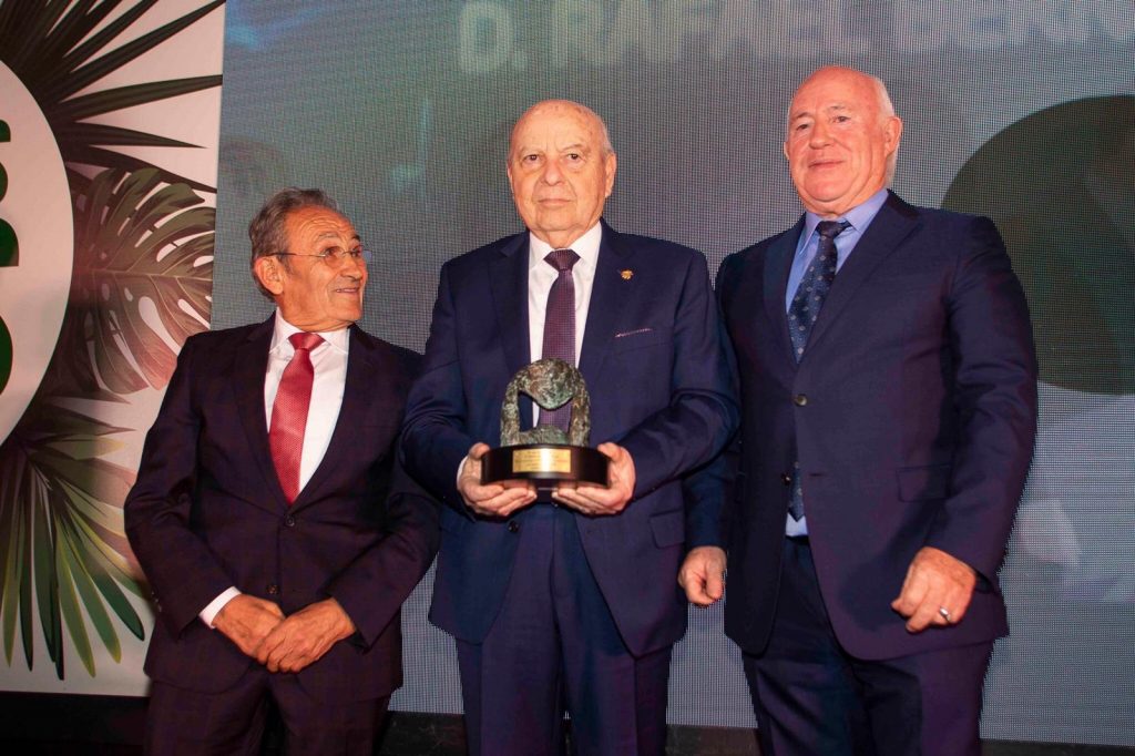 2020. Homenaje a la trayectoria empresarial del Círculo Empresarial de Elche y Comarca 
(CEDELCO).
