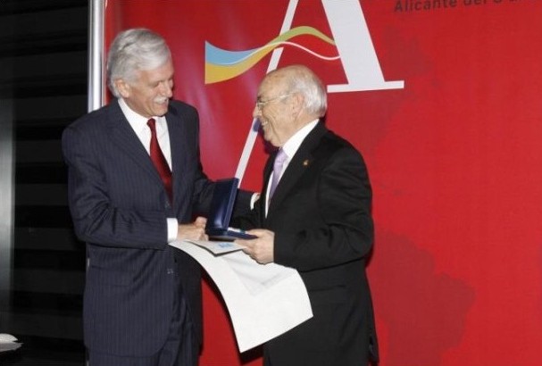 2011. Medalla de Honor al Mérito Empresarial de la Asociación Iberoamérica de Cámaras de Comercio (AICO).